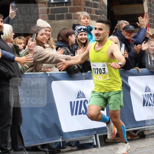 05.10.2025 - 20. swb-Marathon Bremen Strokosch-Dieckow http://msf.ph/oto/9292509 05.10.2025 12:04:38 Ziel 11703 meine-sportfotos.de