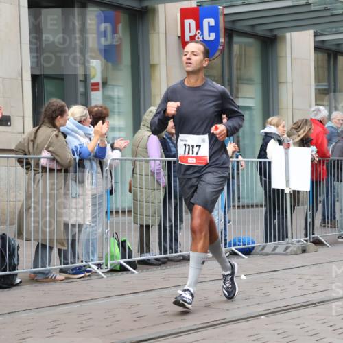 05.10.2025 - 20. swb-Marathon Bremen Strokosch-Dieckow http://msf.ph/oto/9292512 05.10.2025 12:42:22 Ziel 18, 1117, 1162, 18, 1117, 1162 meine-sportfotos.de