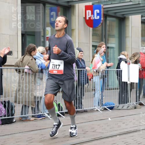 05.10.2025 - 20. swb-Marathon Bremen Strokosch-Dieckow http://msf.ph/oto/9292518 05.10.2025 12:42:22 Ziel 18, 1117, 1162, 18, 1117, 1162 meine-sportfotos.de
