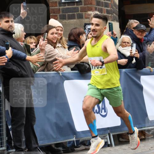 05.10.2025 - 20. swb-Marathon Bremen Strokosch-Dieckow http://msf.ph/oto/9292521 05.10.2025 12:04:38 Ziel 11703 meine-sportfotos.de