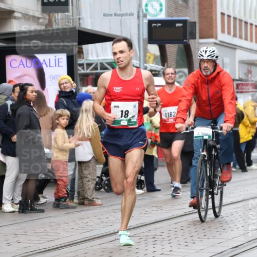 05.10.2025 - 20. swb-Marathon Bremen Strokosch-Dieckow http://msf.ph/oto/9292527 05.10.2025 12:42:26 Ziel 18, 1117, 1162, 18, 1117, 1162 meine-sportfotos.de