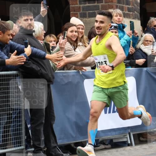 05.10.2025 - 20. swb-Marathon Bremen Strokosch-Dieckow http://msf.ph/oto/9292531 05.10.2025 12:04:38 Ziel 11703 meine-sportfotos.de