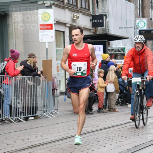 05.10.2025 - 20. swb-Marathon Bremen Strokosch-Dieckow http://msf.ph/oto/9292533 05.10.2025 12:42:26 Ziel 18, 1117, 1162, 18, 1117, 1162 meine-sportfotos.de