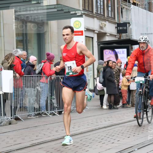 05.10.2025 - 20. swb-Marathon Bremen Strokosch-Dieckow http://msf.ph/oto/9292540 05.10.2025 12:42:27 Ziel 18, 1117, 1162, 18, 1117, 1162 meine-sportfotos.de