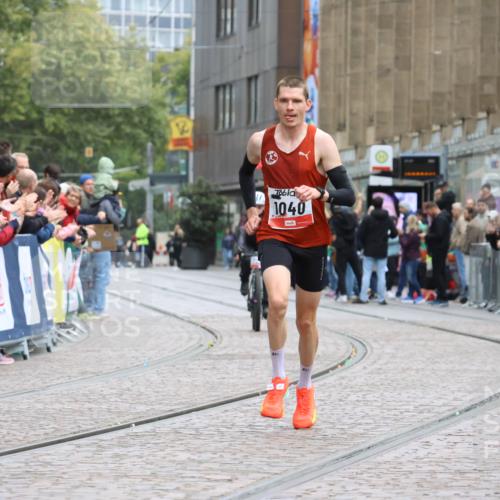 05.10.2025 - 20. swb-Marathon Bremen Strokosch-Dieckow http://msf.ph/oto/9292543 05.10.2025 12:06:25 Ziel 1040 meine-sportfotos.de