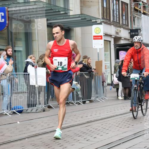 05.10.2025 - 20. swb-Marathon Bremen Strokosch-Dieckow http://msf.ph/oto/9292546 05.10.2025 12:42:27 Ziel 18, 1117, 1162, 18, 1117, 1162 meine-sportfotos.de