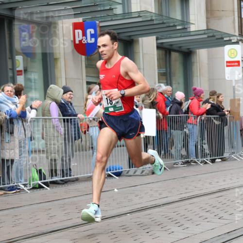05.10.2025 - 20. swb-Marathon Bremen Strokosch-Dieckow http://msf.ph/oto/9292552 05.10.2025 12:42:27 Ziel 18, 1117, 1162, 18, 1117, 1162 meine-sportfotos.de