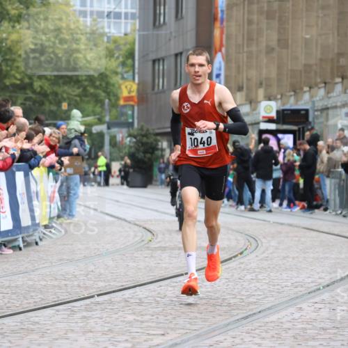 05.10.2025 - 20. swb-Marathon Bremen Strokosch-Dieckow http://msf.ph/oto/9292556 05.10.2025 12:06:25 Ziel 1040 meine-sportfotos.de