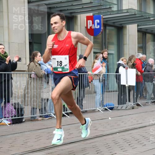 05.10.2025 - 20. swb-Marathon Bremen Strokosch-Dieckow http://msf.ph/oto/9292559 05.10.2025 12:42:28 Ziel 18, 1162, 18, 1162 meine-sportfotos.de