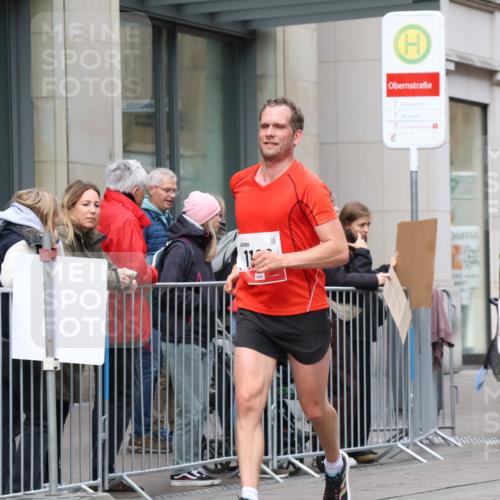 05.10.2025 - 20. swb-Marathon Bremen Strokosch-Dieckow http://msf.ph/oto/9292569 05.10.2025 12:42:29 Ziel 1162, 1162 meine-sportfotos.de