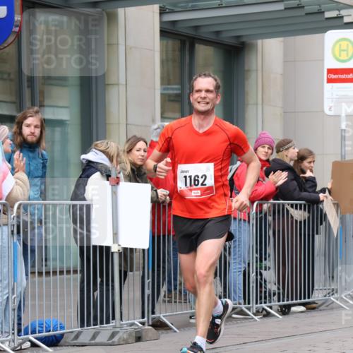 05.10.2025 - 20. swb-Marathon Bremen Strokosch-Dieckow http://msf.ph/oto/9292575 05.10.2025 12:42:30 Ziel 1162, 1162 meine-sportfotos.de