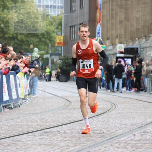 05.10.2025 - 20. swb-Marathon Bremen Strokosch-Dieckow http://msf.ph/oto/9292579 05.10.2025 12:06:25 Ziel 1040 meine-sportfotos.de
