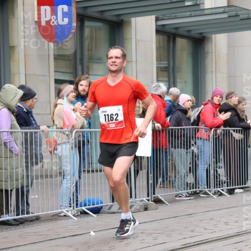 05.10.2025 - 20. swb-Marathon Bremen Strokosch-Dieckow http://msf.ph/oto/9292581 05.10.2025 12:42:30 Ziel 1162, 1162 meine-sportfotos.de