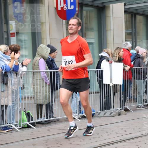 05.10.2025 - 20. swb-Marathon Bremen Strokosch-Dieckow http://msf.ph/oto/9292586 05.10.2025 12:42:31 Ziel 1162, 1162 meine-sportfotos.de