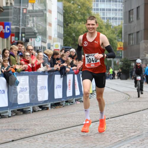 05.10.2025 - 20. swb-Marathon Bremen Strokosch-Dieckow http://msf.ph/oto/9292591 05.10.2025 12:06:27 Ziel 1040 meine-sportfotos.de