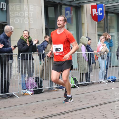 05.10.2025 - 20. swb-Marathon Bremen Strokosch-Dieckow http://msf.ph/oto/9292597 05.10.2025 12:42:31 Ziel 1162, 1162 meine-sportfotos.de