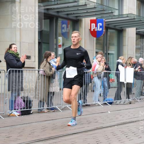 05.10.2025 - 20. swb-Marathon Bremen Strokosch-Dieckow http://msf.ph/oto/9292614 05.10.2025 12:42:58 Ziel 153, 303, 1068, 1459, 1643, 153, 303, 1068, 1459, 1643 meine-sportfotos.de