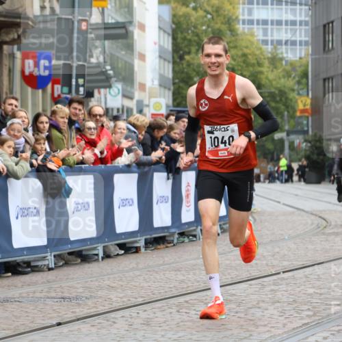 05.10.2025 - 20. swb-Marathon Bremen Strokosch-Dieckow http://msf.ph/oto/9292615 05.10.2025 12:06:27 Ziel 1040 meine-sportfotos.de