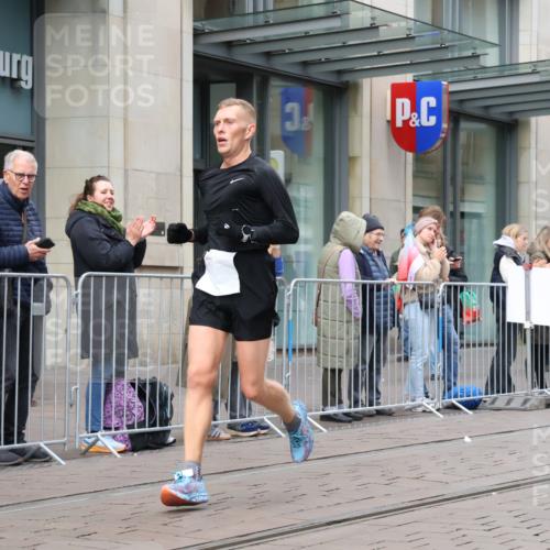 05.10.2025 - 20. swb-Marathon Bremen Strokosch-Dieckow http://msf.ph/oto/9292619 05.10.2025 12:42:58 Ziel 153, 303, 1068, 1459, 1643, 153, 303, 1068, 1459, 1643 meine-sportfotos.de