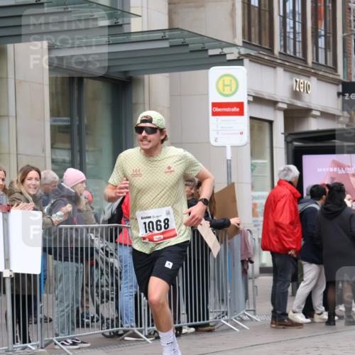 05.10.2025 - 20. swb-Marathon Bremen Strokosch-Dieckow http://msf.ph/oto/9292621 05.10.2025 12:42:59 Ziel 153, 303, 1068, 1459, 1643, 153, 303, 1068, 1459, 1643 meine-sportfotos.de