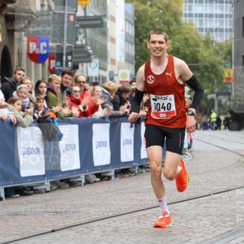 05.10.2025 - 20. swb-Marathon Bremen Strokosch-Dieckow http://msf.ph/oto/9292628 05.10.2025 12:06:27 Ziel 1040 meine-sportfotos.de