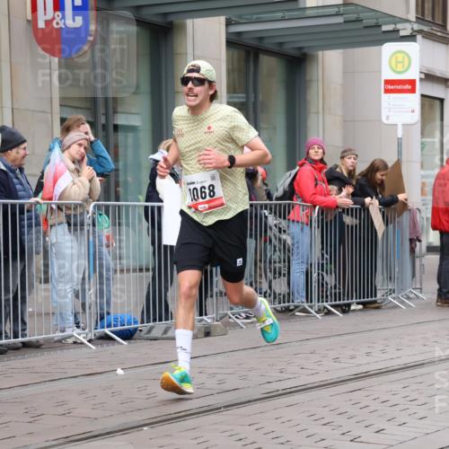 05.10.2025 - 20. swb-Marathon Bremen Strokosch-Dieckow http://msf.ph/oto/9292629 05.10.2025 12:42:59 Ziel 153, 303, 1068, 1459, 1643, 153, 303, 1068, 1459, 1643 meine-sportfotos.de