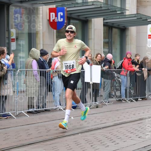 05.10.2025 - 20. swb-Marathon Bremen Strokosch-Dieckow http://msf.ph/oto/9292635 05.10.2025 12:42:59 Ziel 153, 303, 1068, 1459, 1643, 153, 303, 1068, 1459, 1643 meine-sportfotos.de