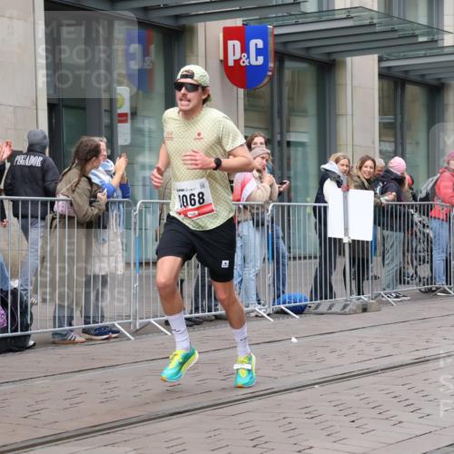 05.10.2025 - 20. swb-Marathon Bremen Strokosch-Dieckow http://msf.ph/oto/9292641 05.10.2025 12:43:00 Ziel 153, 303, 1068, 1289, 1459, 1643, 153, 303, 1068, 1289, 1459, 1643 meine-sportfotos.de