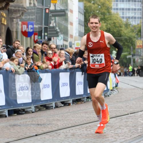 05.10.2025 - 20. swb-Marathon Bremen Strokosch-Dieckow http://msf.ph/oto/9292646 05.10.2025 12:06:27 Ziel 1040 meine-sportfotos.de