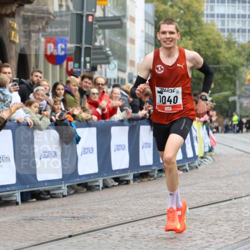 05.10.2025 - 20. swb-Marathon Bremen Strokosch-Dieckow http://msf.ph/oto/9292658 05.10.2025 12:06:27 Ziel 1040 meine-sportfotos.de
