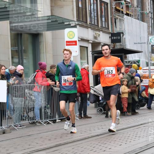 05.10.2025 - 20. swb-Marathon Bremen Strokosch-Dieckow http://msf.ph/oto/9292659 05.10.2025 12:43:08 Ziel 153, 303, 923, 1077, 1289, 1643, 153, 303, 923, 1077, 1289, 1643 meine-sportfotos.de