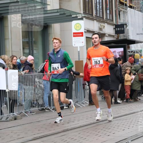 05.10.2025 - 20. swb-Marathon Bremen Strokosch-Dieckow http://msf.ph/oto/9292667 05.10.2025 12:43:08 Ziel 153, 303, 923, 1077, 1289, 1643, 153, 303, 923, 1077, 1289, 1643 meine-sportfotos.de
