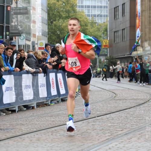 05.10.2025 - 20. swb-Marathon Bremen Strokosch-Dieckow http://msf.ph/oto/9292697 05.10.2025 12:08:43 Ziel 408 meine-sportfotos.de
