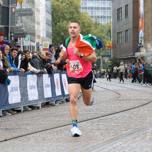 05.10.2025 - 20. swb-Marathon Bremen Strokosch-Dieckow http://msf.ph/oto/9292708 05.10.2025 12:08:43 Ziel 408 meine-sportfotos.de