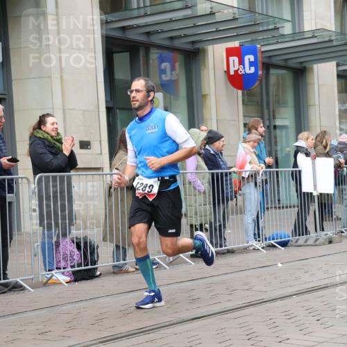 05.10.2025 - 20. swb-Marathon Bremen Strokosch-Dieckow http://msf.ph/oto/9292758 05.10.2025 12:43:17 Ziel 303, 923, 1077, 1289, 1643, 303, 923, 1077, 1289, 1643 meine-sportfotos.de
