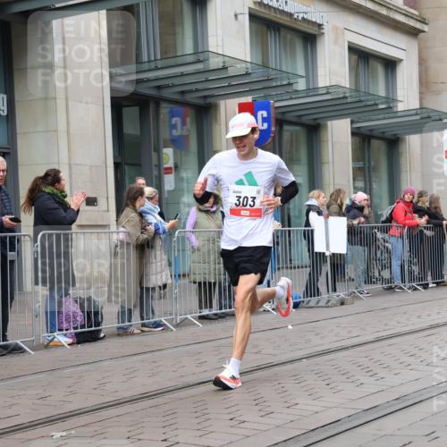 05.10.2025 - 20. swb-Marathon Bremen Strokosch-Dieckow http://msf.ph/oto/9292773 05.10.2025 12:43:19 Ziel 303, 765, 923, 1077, 1289, 303, 765, 923, 1077, 1289 meine-sportfotos.de