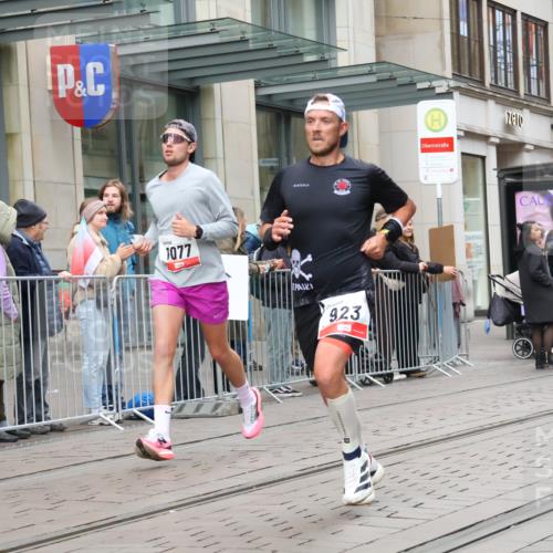 05.10.2025 - 20. swb-Marathon Bremen Strokosch-Dieckow http://msf.ph/oto/9292817 05.10.2025 12:43:26 Ziel 438, 765, 923, 1077, 5060, 438, 765, 923, 1077, 5060 meine-sportfotos.de
