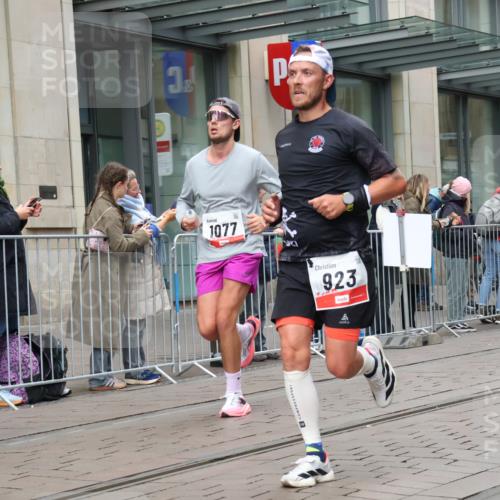 05.10.2025 - 20. swb-Marathon Bremen Strokosch-Dieckow http://msf.ph/oto/9292831 05.10.2025 12:43:27 Ziel 438, 765, 923, 1077, 5060, 438, 765, 923, 1077, 5060 meine-sportfotos.de