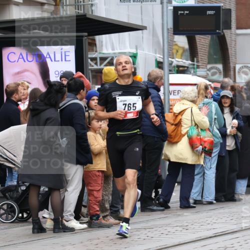 05.10.2025 - 20. swb-Marathon Bremen Strokosch-Dieckow http://msf.ph/oto/9292843 05.10.2025 12:43:34 Ziel 438, 765, 5060, 438, 765, 5060 meine-sportfotos.de