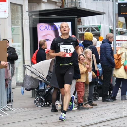 05.10.2025 - 20. swb-Marathon Bremen Strokosch-Dieckow http://msf.ph/oto/9292848 05.10.2025 12:43:34 Ziel 438, 765, 5060, 438, 765, 5060 meine-sportfotos.de