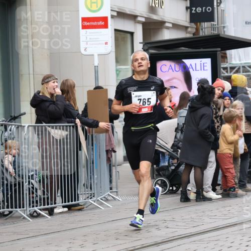 05.10.2025 - 20. swb-Marathon Bremen Strokosch-Dieckow http://msf.ph/oto/9292853 05.10.2025 12:43:35 Ziel 438, 765, 5060, 438, 765, 5060 meine-sportfotos.de