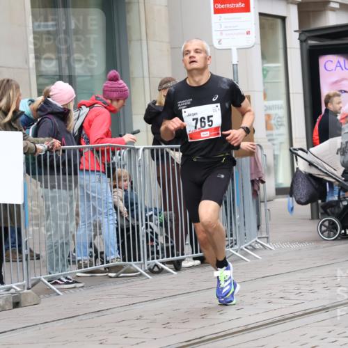 05.10.2025 - 20. swb-Marathon Bremen Strokosch-Dieckow http://msf.ph/oto/9292858 05.10.2025 12:43:35 Ziel 438, 765, 5060, 438, 765, 5060 meine-sportfotos.de