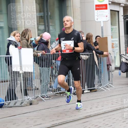 05.10.2025 - 20. swb-Marathon Bremen Strokosch-Dieckow http://msf.ph/oto/9292862 05.10.2025 12:43:36 Ziel 364, 438, 765, 942, 5060, 364, 438, 765, 942, 5060 meine-sportfotos.de