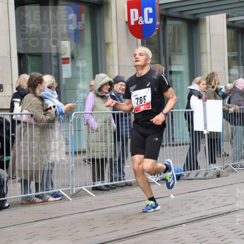 05.10.2025 - 20. swb-Marathon Bremen Strokosch-Dieckow http://msf.ph/oto/9292881 05.10.2025 12:43:37 Ziel 364, 438, 765, 942, 5060, 364, 438, 765, 942, 5060 meine-sportfotos.de