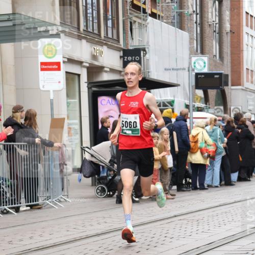05.10.2025 - 20. swb-Marathon Bremen Strokosch-Dieckow http://msf.ph/oto/9292925 05.10.2025 12:43:45 Ziel 364, 438, 942, 5060, 364, 438, 942, 5060 meine-sportfotos.de