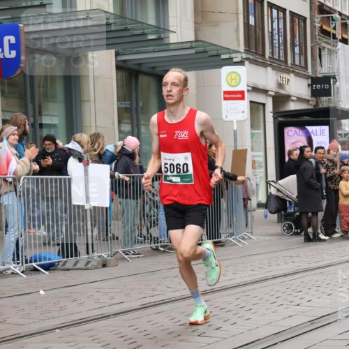 05.10.2025 - 20. swb-Marathon Bremen Strokosch-Dieckow http://msf.ph/oto/9292942 05.10.2025 12:43:46 Ziel 364, 438, 559, 942, 5060, 364, 438, 559, 942, 5060 meine-sportfotos.de