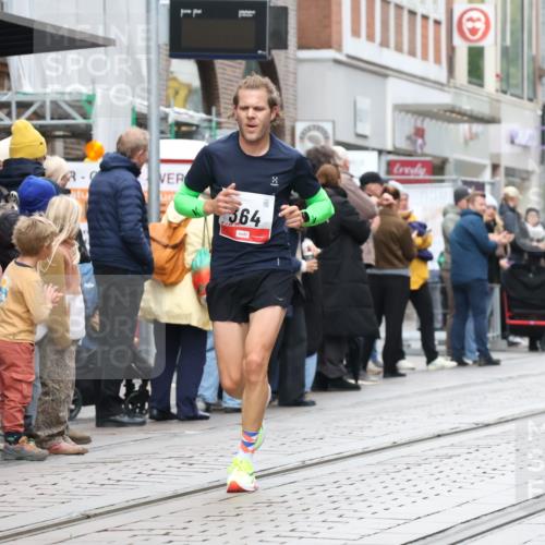 05.10.2025 - 20. swb-Marathon Bremen Strokosch-Dieckow http://msf.ph/oto/9292955 05.10.2025 12:43:47 Ziel 364, 438, 559, 942, 5060, 364, 438, 559, 942, 5060 meine-sportfotos.de