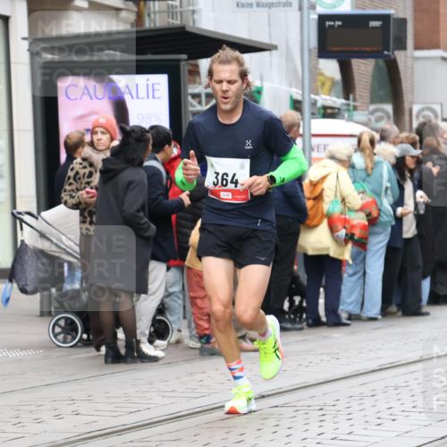 05.10.2025 - 20. swb-Marathon Bremen Strokosch-Dieckow http://msf.ph/oto/9292959 05.10.2025 12:43:49 Ziel 364, 438, 559, 942, 364, 438, 559, 942 meine-sportfotos.de