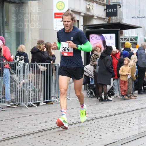 05.10.2025 - 20. swb-Marathon Bremen Strokosch-Dieckow http://msf.ph/oto/9292966 05.10.2025 12:43:50 Ziel 364, 438, 559, 942, 364, 438, 559, 942 meine-sportfotos.de