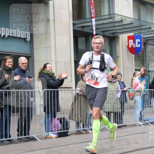 05.10.2025 - 20. swb-Marathon Bremen Strokosch-Dieckow http://msf.ph/oto/9293056 05.10.2025 12:43:59 Ziel 5, 8, 263, 364, 559, 942, 1618, 1687, 9110, 5, 8, 263, 364, 559, 942, 1618, 1687, 9110 meine-sportfotos.de